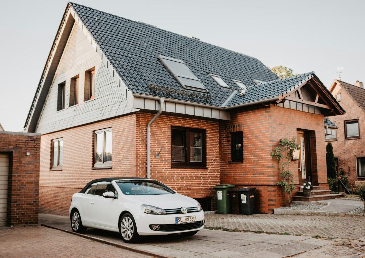 Családi ház tetőtéri ablakokkal