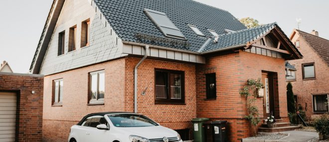 Családi ház tetőtéri ablakokkal