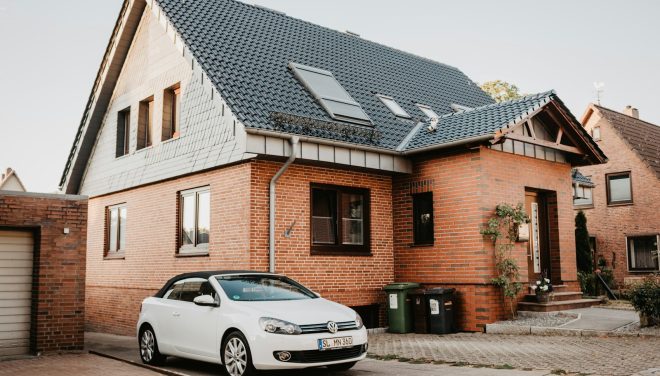 Családi ház tetőtéri ablakokkal